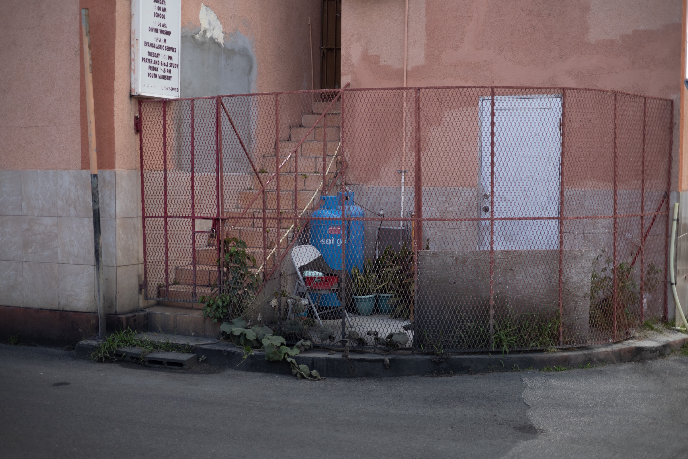 Wire fence crossing a residential neighbourhood in Saint-Martin