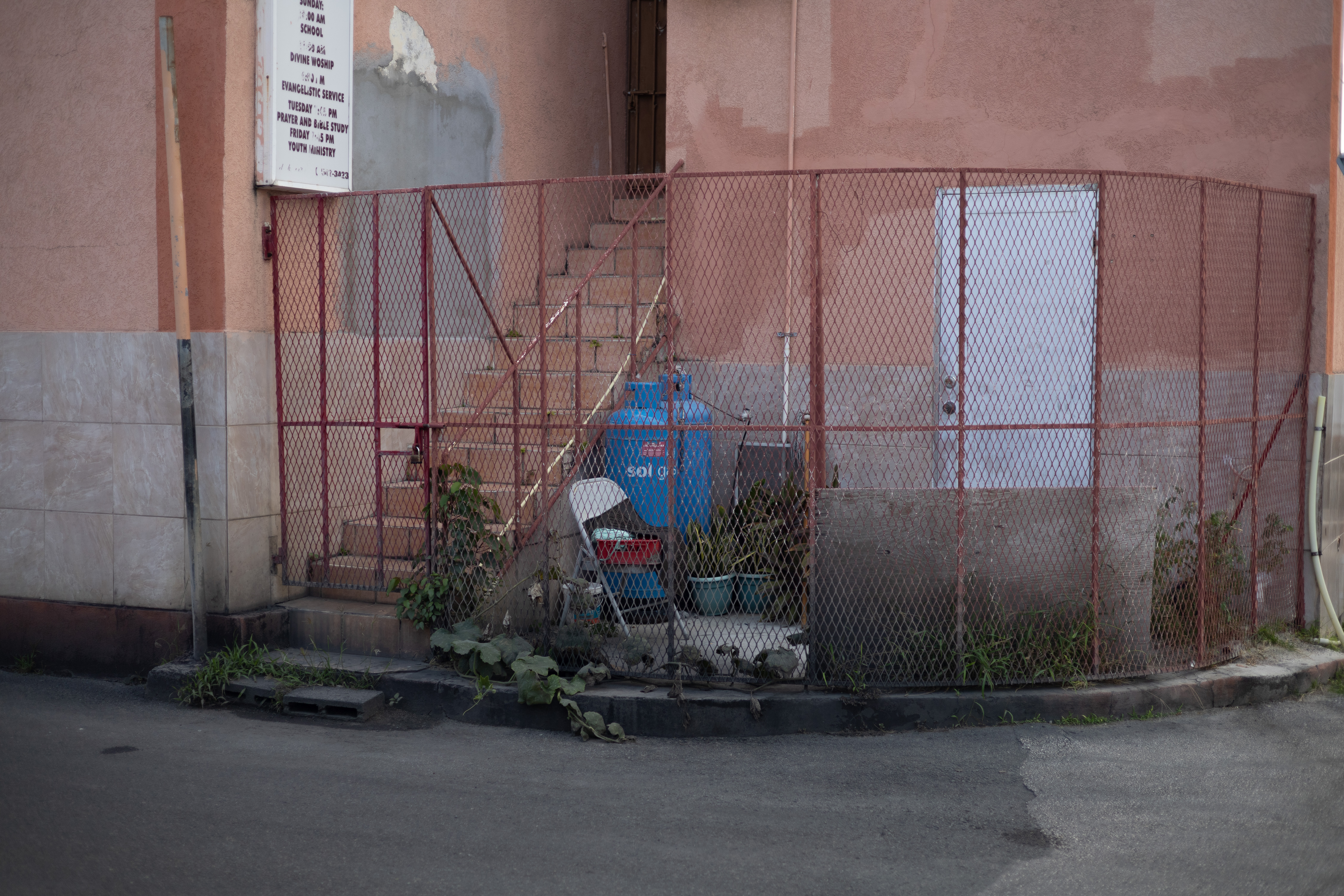 Wire fence crossing a residential neighbourhood in Saint-Martin