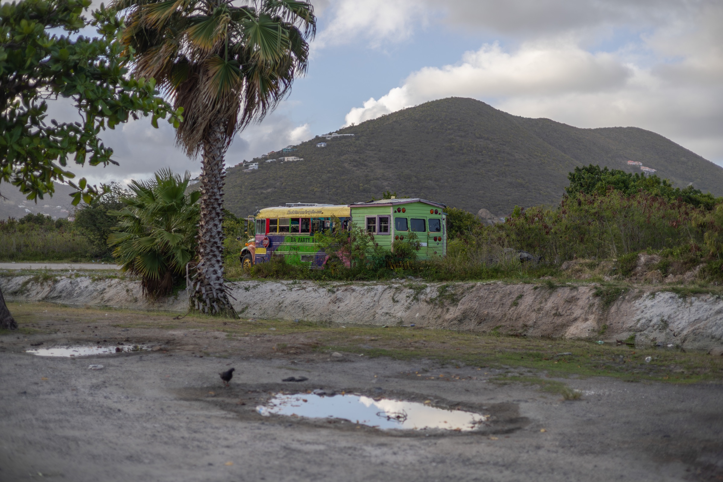 Former school bus transformed into a mobile nightclub in Saint-Martin