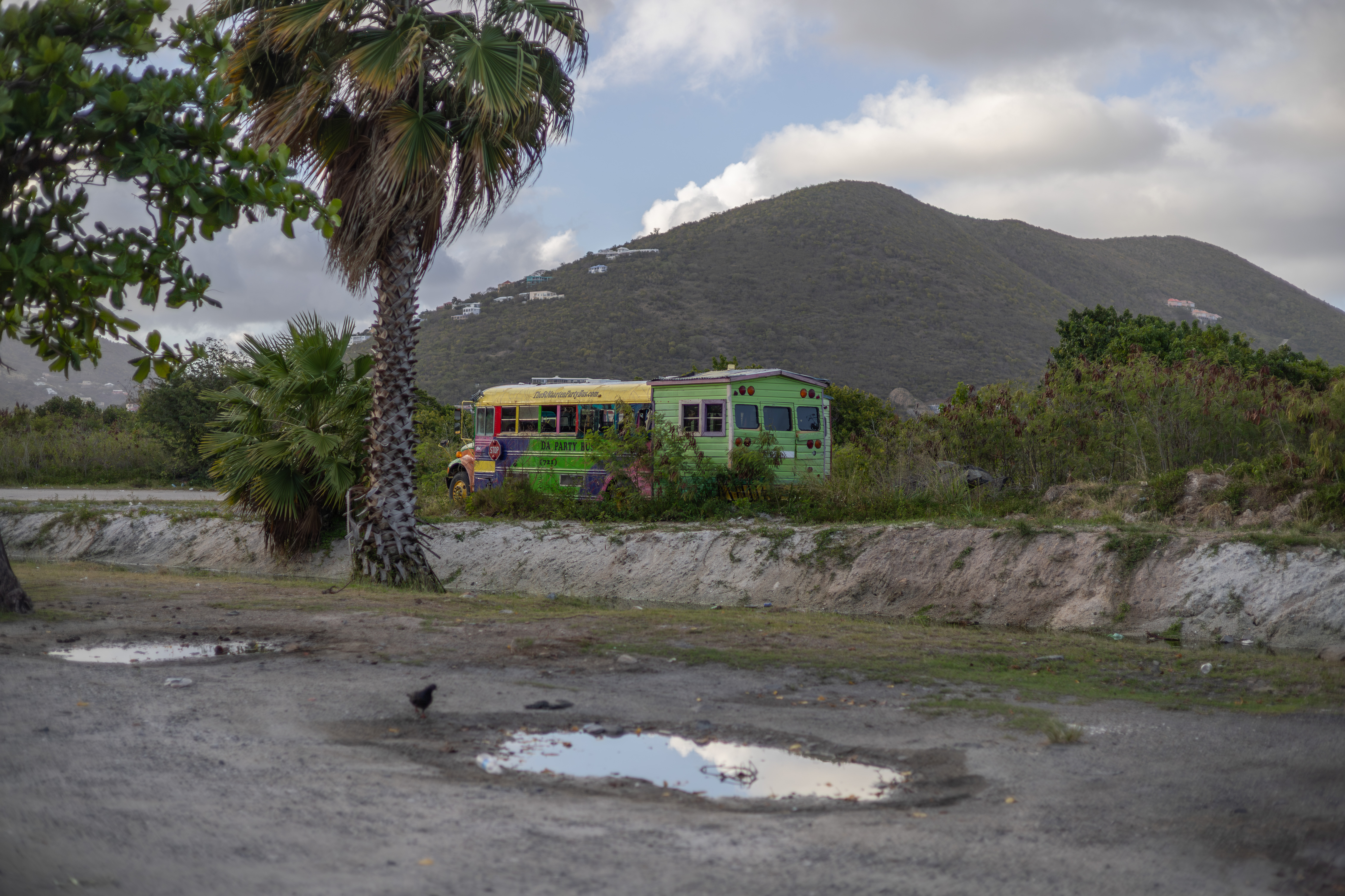 Former school bus transformed into a mobile nightclub in Saint-Martin