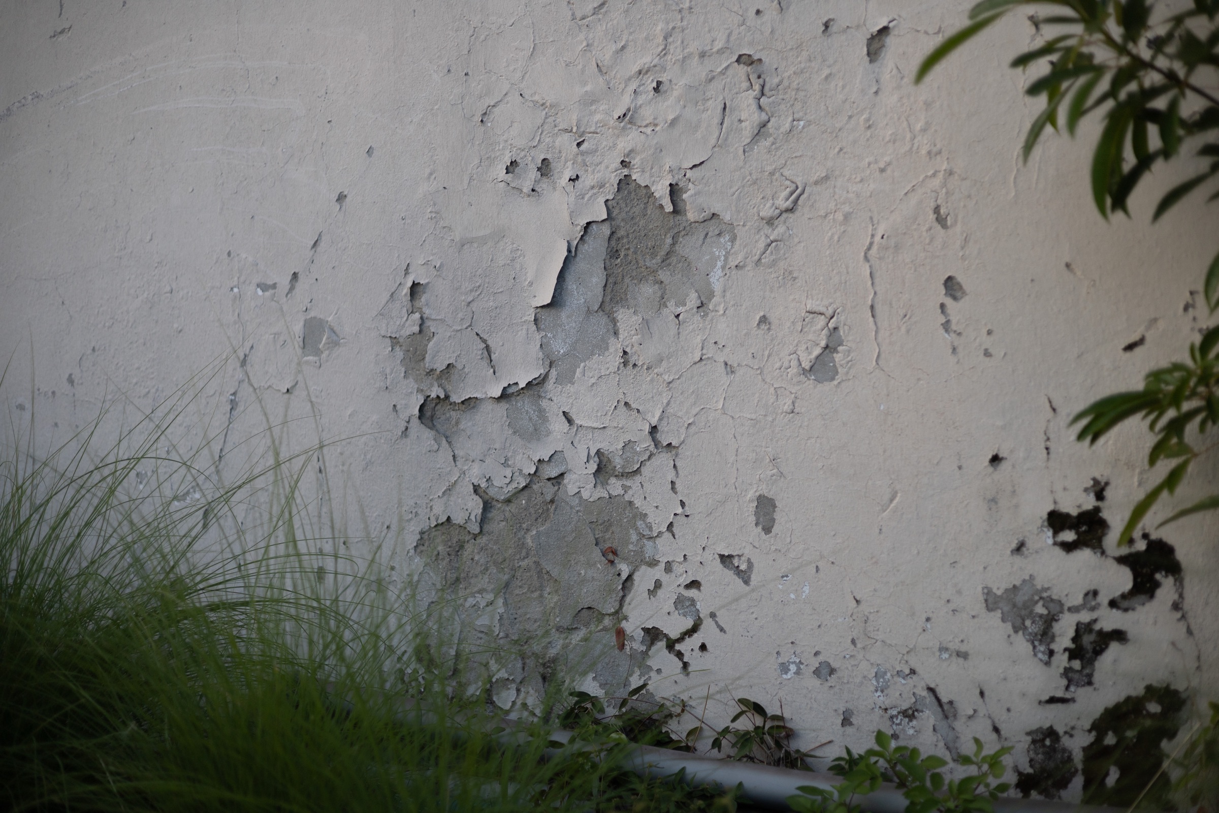 Surface marked by erosion, colour and traces of use in Saint-Martin
